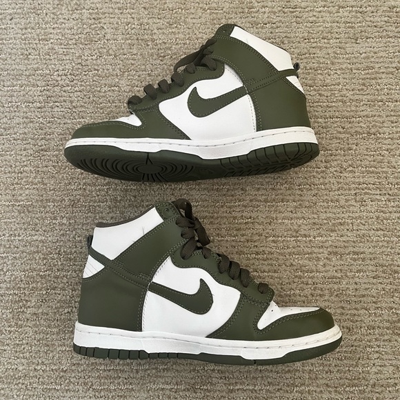 Nike Dunks “Khaki” - Picture 2 of 4